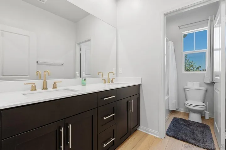 1512 Wingwood, Vista, California 92083