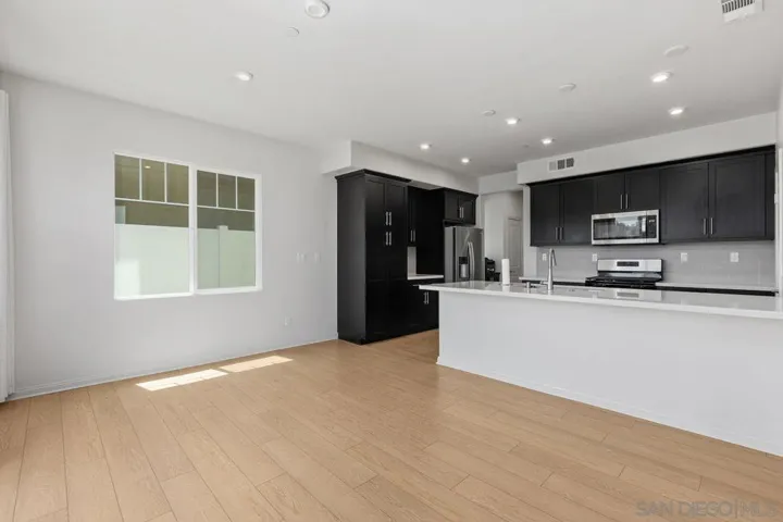 1512 Wingwood, Vista, California 92083