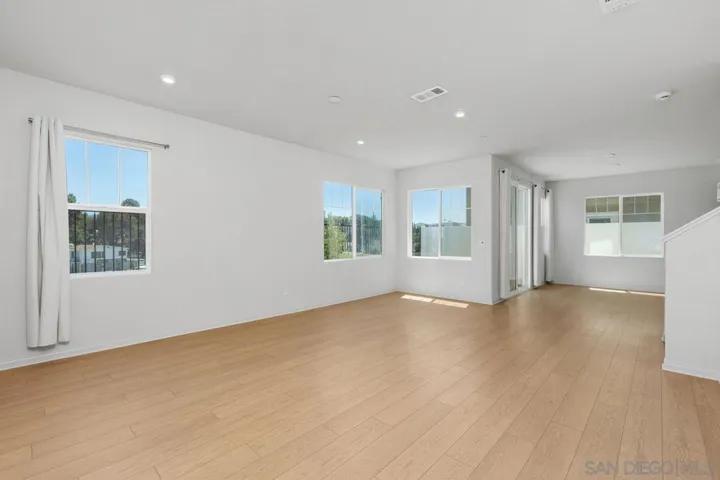 1512 Wingwood, Vista, California 92083