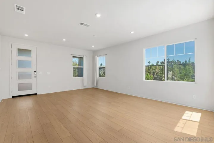1512 Wingwood, Vista, California 92083