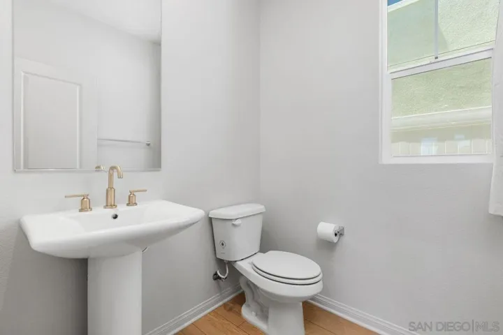 1512 Wingwood, Vista, California 92083