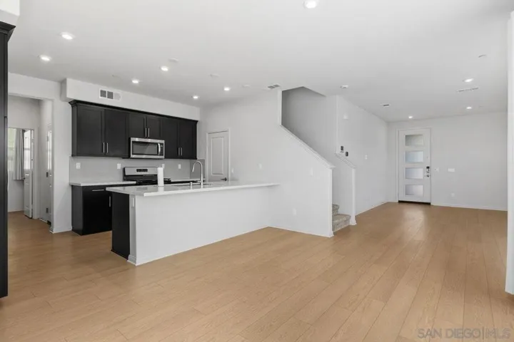 1512 Wingwood, Vista, California 92083