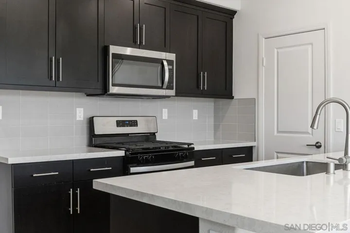 1512 Wingwood, Vista, California 92083