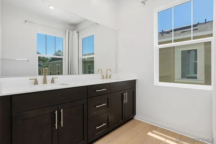 1512 Wingwood, Vista, California 92083