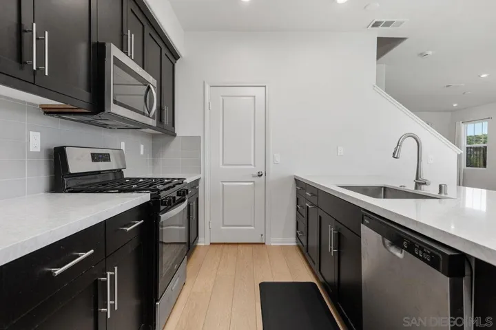 1512 Wingwood, Vista, California 92083