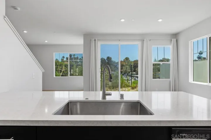 1512 Wingwood, Vista, California 92083