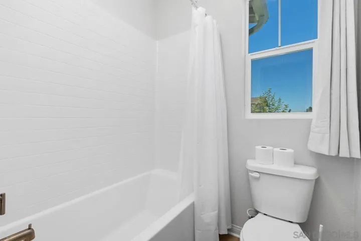1512 Wingwood, Vista, California 92083