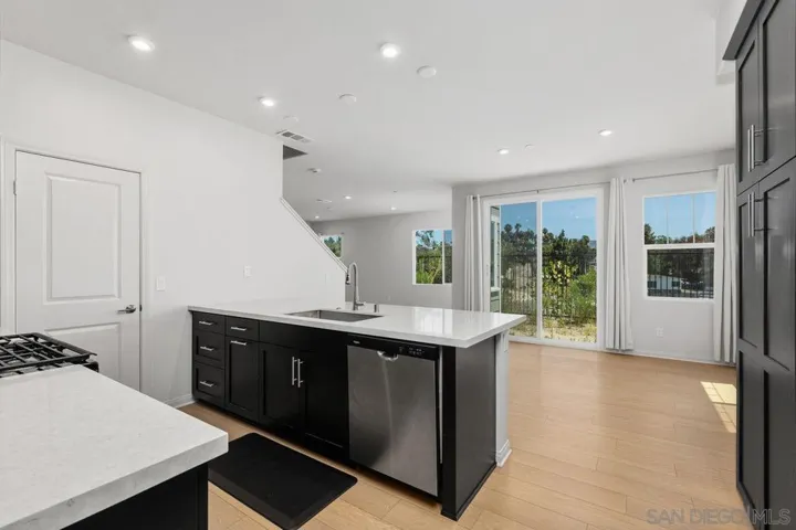 1512 Wingwood, Vista, California 92083
