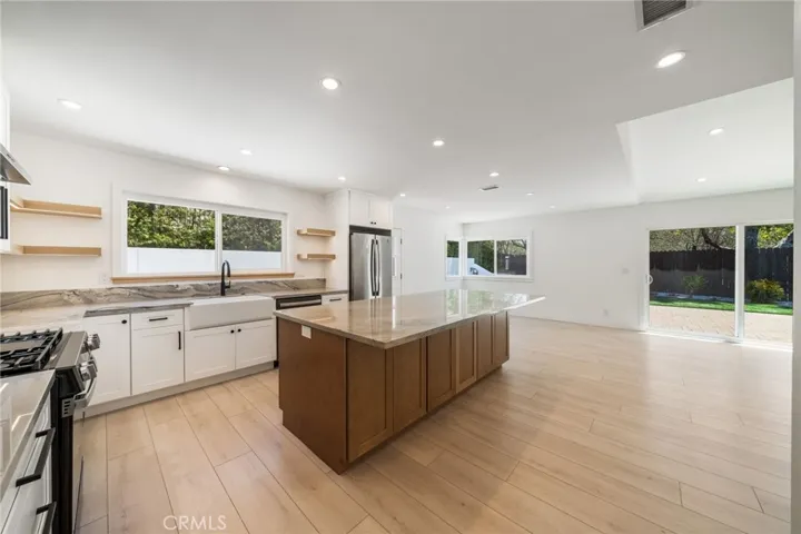 Lots of room for kitchen helpers!