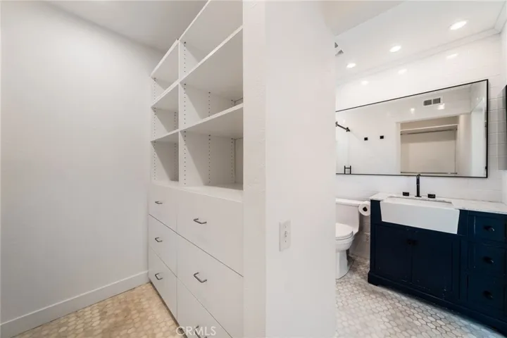 O opposite was the closet has both shelving & drawers.