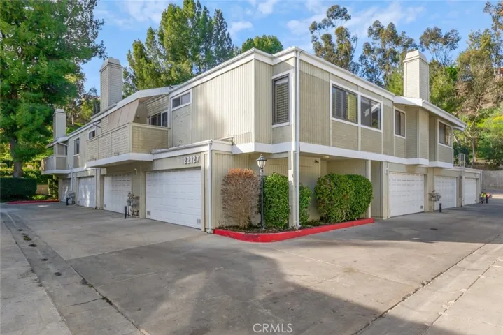 22127 Burbank 7, Los Angeles, California 91367