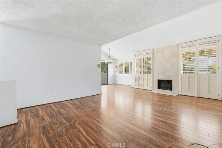 22127 Burbank 7, Los Angeles, California 91367