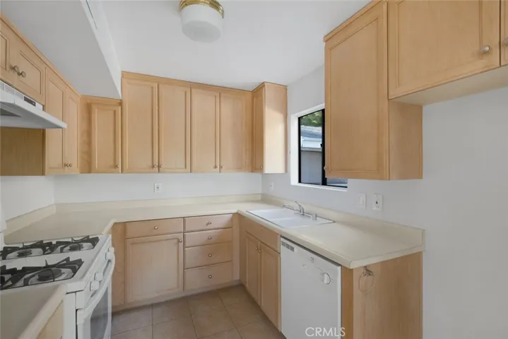 22127 Burbank 7, Los Angeles, California 91367