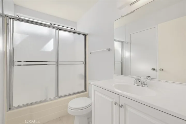 22127 Burbank 7, Los Angeles, California 91367
