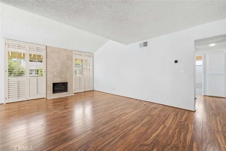 22127 Burbank 7, Los Angeles, California 91367