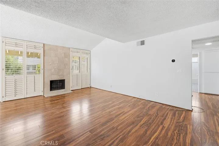 22127 Burbank 7, Los Angeles, California 91367