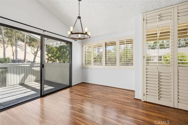 22127 Burbank 7, Los Angeles, California 91367