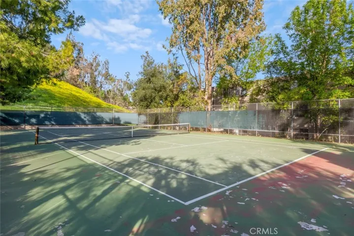 22127 Burbank 7, Los Angeles, California 91367