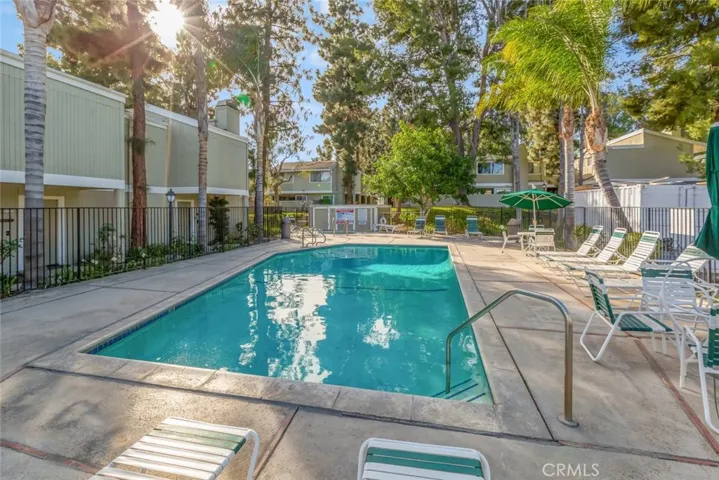 22127 Burbank 7, Los Angeles, California 91367