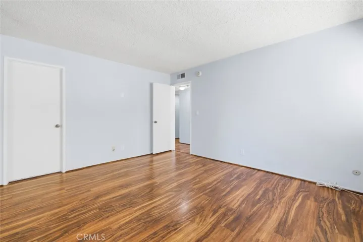 22127 Burbank 7, Los Angeles, California 91367