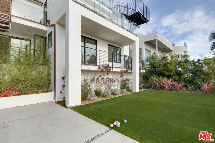 902 Berkeley Street, Santa Monica, California 90403