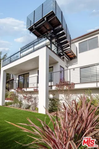 902 Berkeley Street, Santa Monica, California 90403