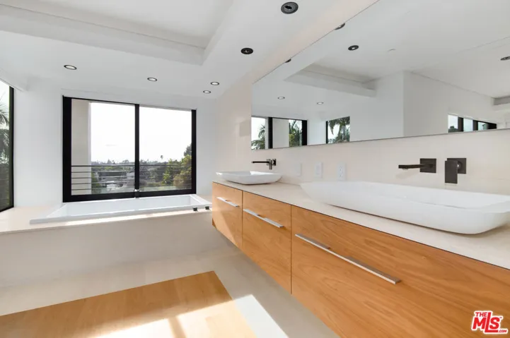 902 Berkeley Street, Santa Monica, California 90403