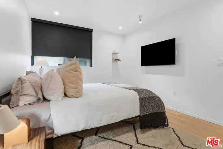 5806 Waring Avenue 14, Los Angeles, California 90038