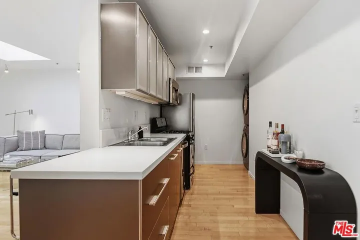 5806 Waring Avenue 14, Los Angeles, California 90038