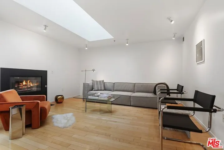 5806 Waring Avenue 14, Los Angeles, California 90038