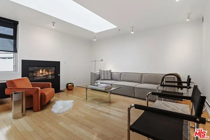 5806 Waring Avenue 14, Los Angeles, California 90038