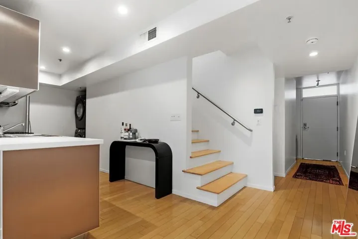 5806 Waring Avenue 14, Los Angeles, California 90038