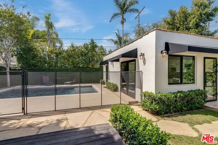 Pool/Guesthouse
