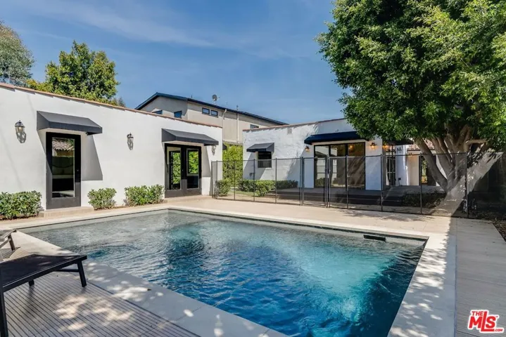 Pool and Guesthouse