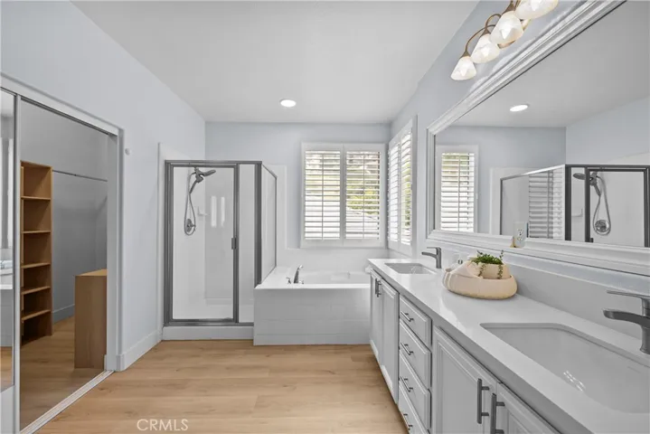 Primary ensuite w/walk in closet