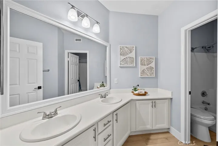 Hall full bathroom