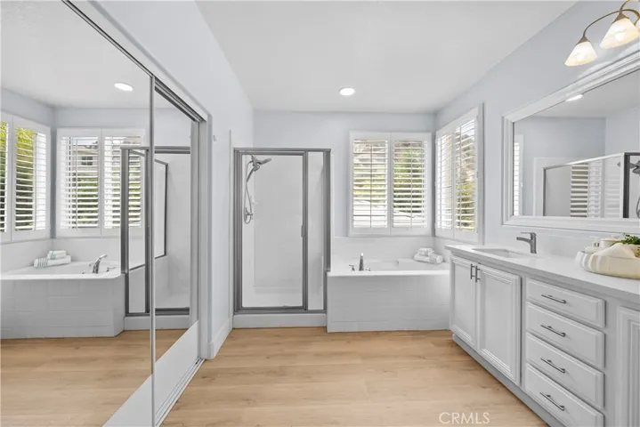 Primary ensuite w/walk in closet