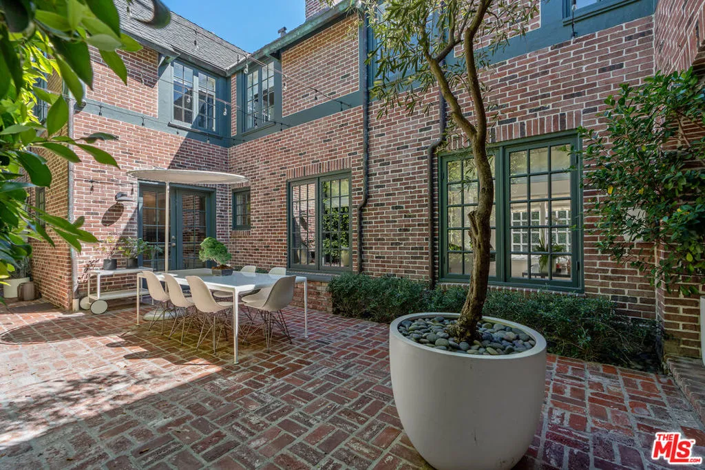 Entertaining Courtyard