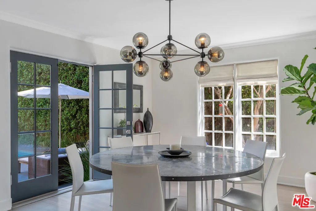 Stylish Dining with Garden Vie
