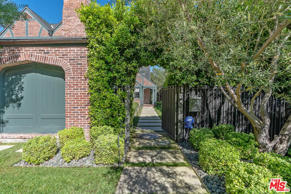 Gated and Private Entrance