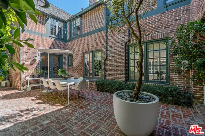 Entertaining Courtyard
