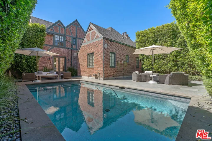 Privacy Hedge Surrounds the Ho