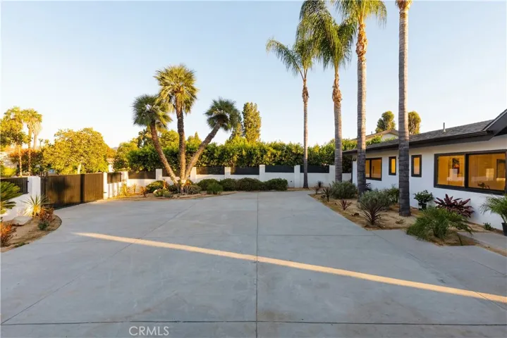 5313 Crebs Avenue, Tarzana, California 91356