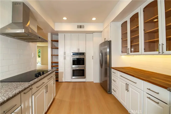5236 Yarmouth 113, Encino, California 91316