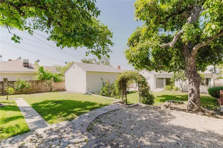 2007 W Kenneth Road, Glendale, California 91201