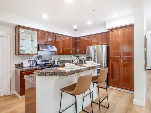 Kitchen with breakfast bar