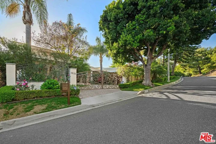 1575 Alexis Place, Beverly Hills, California 90210