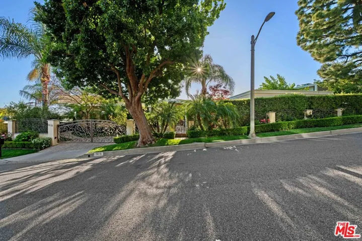 1575 Alexis Place, Beverly Hills, California 90210