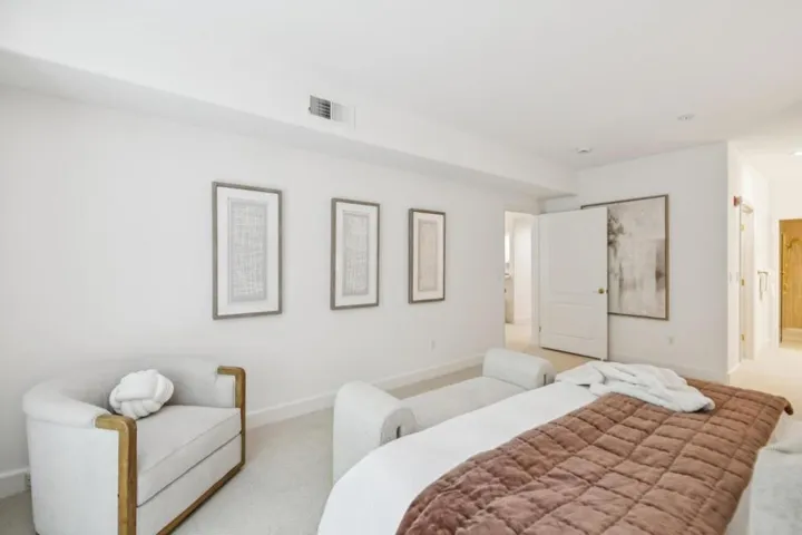 1 W Edith Avenue D125, Los Altos, California 94022