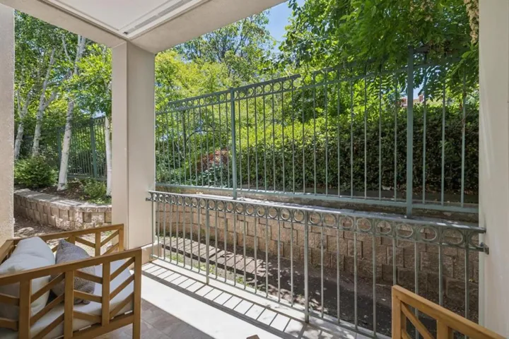 1 W Edith Avenue D125, Los Altos, California 94022